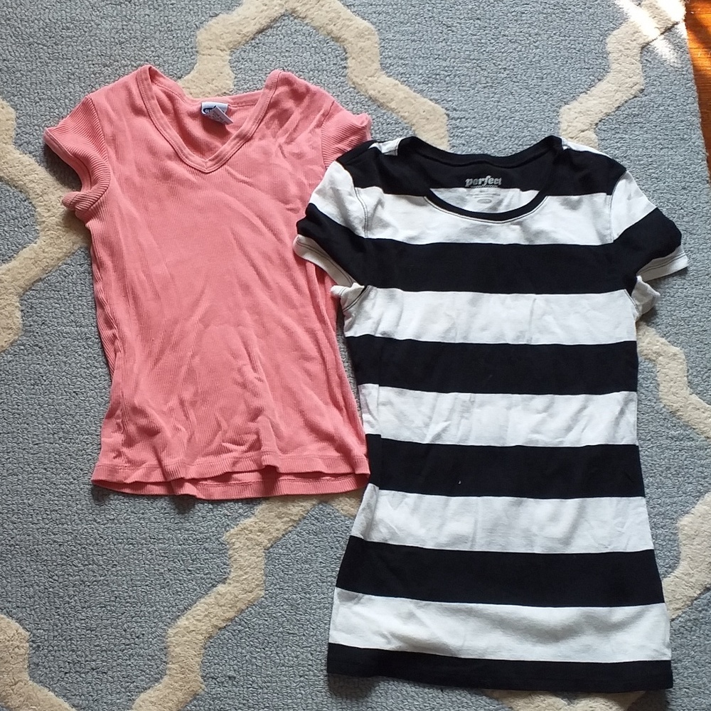 🗽 2 Old Navy tees size small